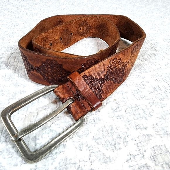 Other - Gorgeous Brown Leather Embossed Belt